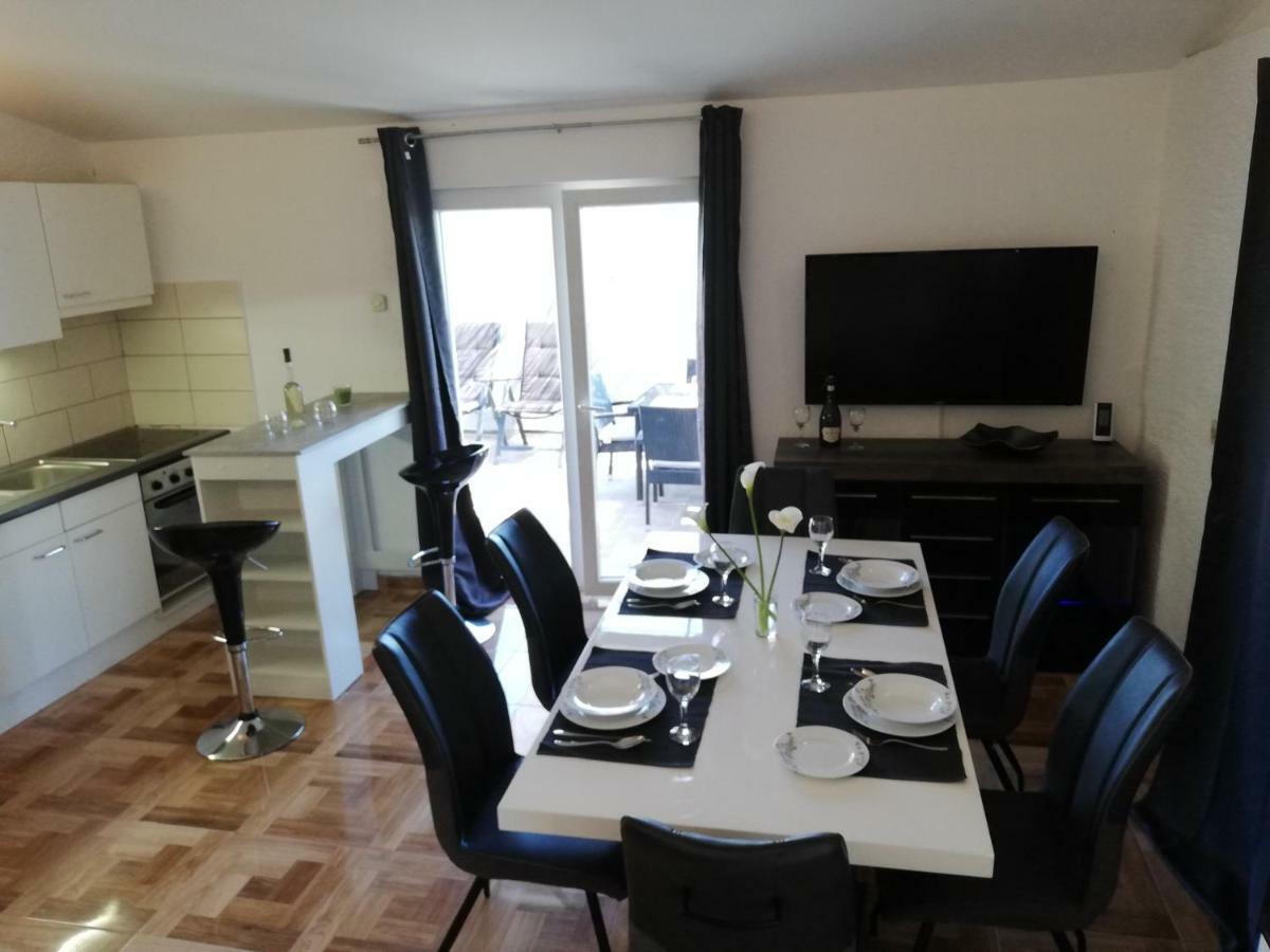 Apartmani Zdenka Savar-Maslina Esterno foto