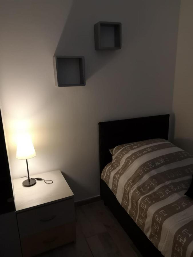 Apartmani Zdenka Savar-Maslina Esterno foto