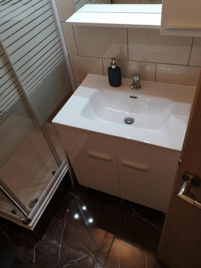 Apartmani Zdenka Savar-Maslina Esterno foto